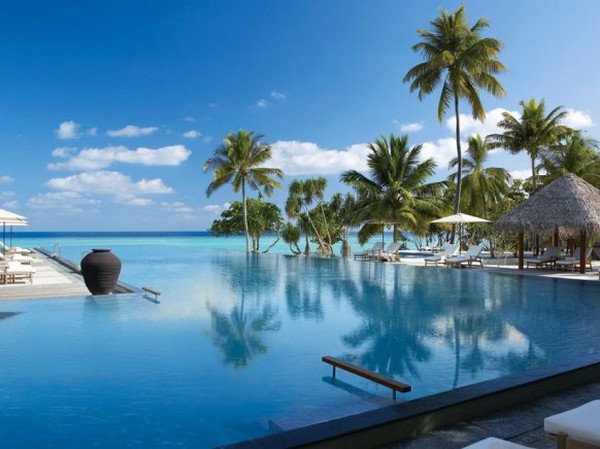 The pool of the Four Seasons Maldives Landaa Giraavaru Resort