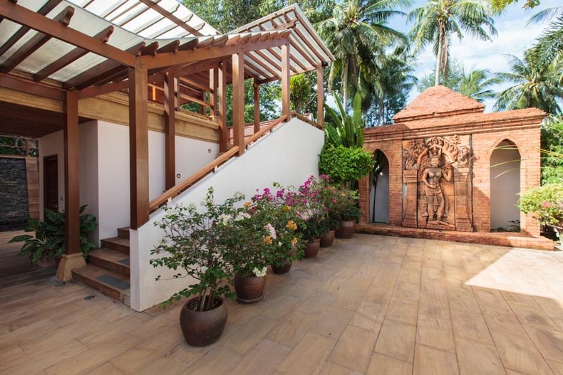 Garden carvings at Baan Wanora, a luxury, private, beach front villa located in Laem Sor, Koh Samui, Thailand