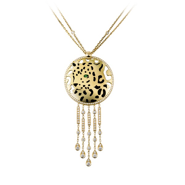 18K yellow gold necklace with a panther-decor pendant. Pendant set with diamonds, one tsavorite garnet eye and black lacquer spots. Sticks set with onyx and diamonds. Presented on a double chain set with diamonds, hook clasp. Necklace length: 45 cm. Pendant dimensions: 3.9 cm in diameter, 4.2 cm taller stick length.