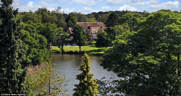 Incredible £3million house that comes with its own GOLF COURSE, a swimming pool and a 13 acre lake photo -2