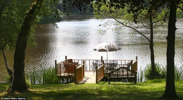 Incredible £3million house that comes with its own GOLF COURSE, a swimming pool and a 13 acre lake photo -3