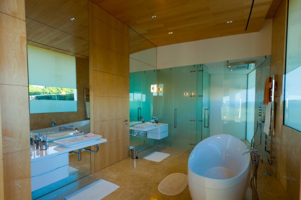 Posh Portuguese Residence With Beautiful Lake Views 15-Modern-bathroom-600x400
